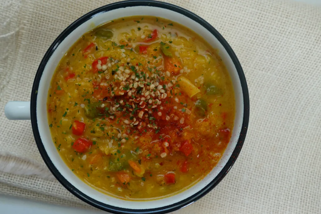 Sopa de lentejas rojas